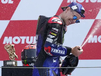 Pembalap Monster Energy Yamaha, Fabio Quartararo, melakukan selebrasi usai meraih podium juara MotoGP Belanda, Minggu (27/6/2021). (AP/Peter Dejong)
