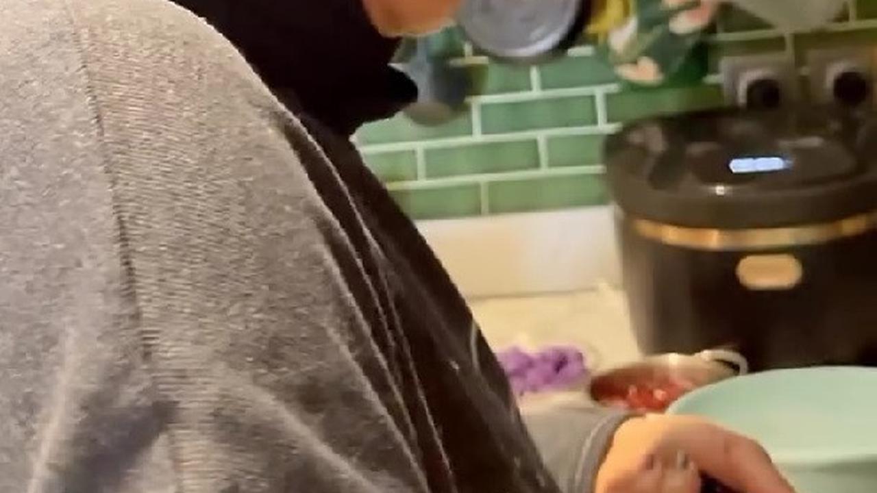 Momen Rieta Amilia Bikin Bubur Kampiun untuk Buka Puasa, Penampilannya Menggugah Selera dan Bikin Netizen Ngiler