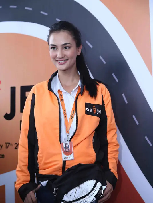 Istri Rio Dewanto ini melihat driver ojek online bekerja dilapangan ternyata lebih berat, dibandingkan ia menjalani syuting menghayati peran di tengah hutan. (Nurwahyunan/Bintang.com)