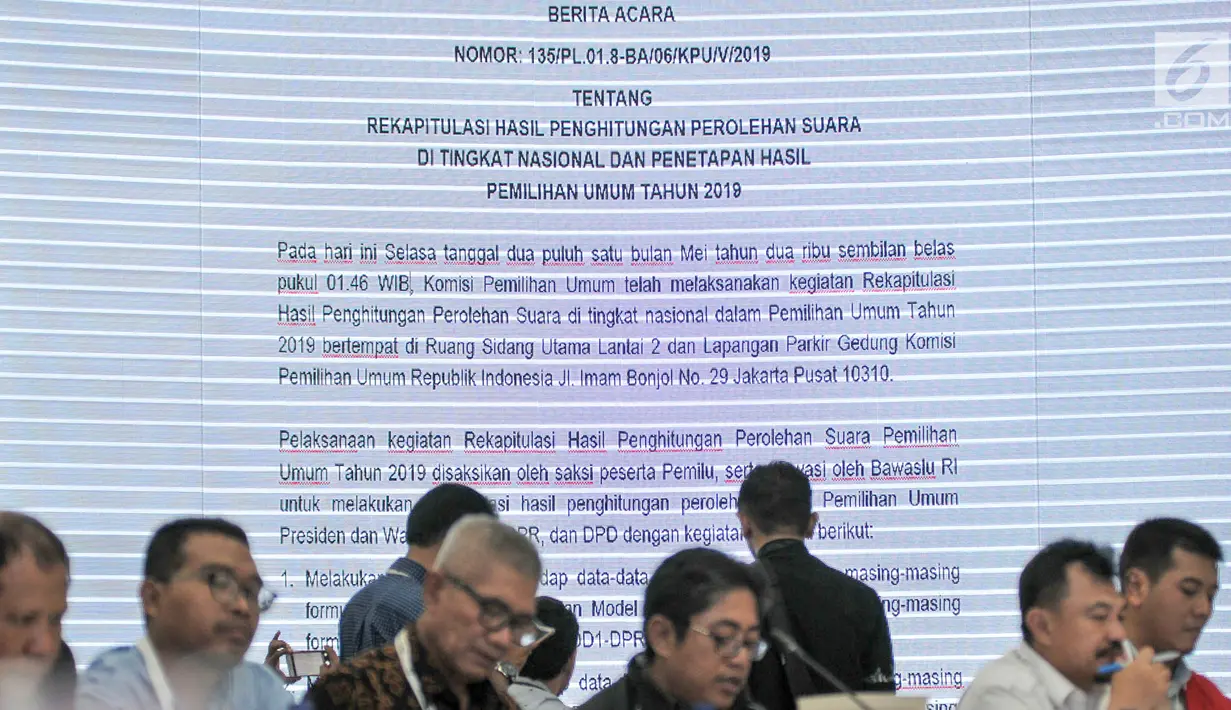 Tampak pada layar Berita Acara Tentang Rekapitulasi Hasil Penghitungan Perolehan Suara Ditingkat Nasional dan Pemilu 2019 di Gedung KPU, Jakarta, Selasa (21/5/2019). KPU menetapkan perolehan suara Pilpres 2019 untuk pasangan Jokowi-Ma’ruf 85.607.362 suara. (merdeka.com/Iqbal S Nugroho)
