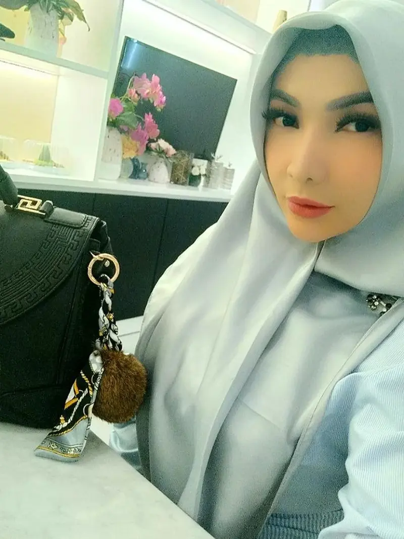 Roro Fitria Punya 2 Alat Bukti Video Vulgar Suami dengan 2 Wanita Berbeda,  Diputar di Hadapan Majelis Hakim - ShowBiz Liputan6.com