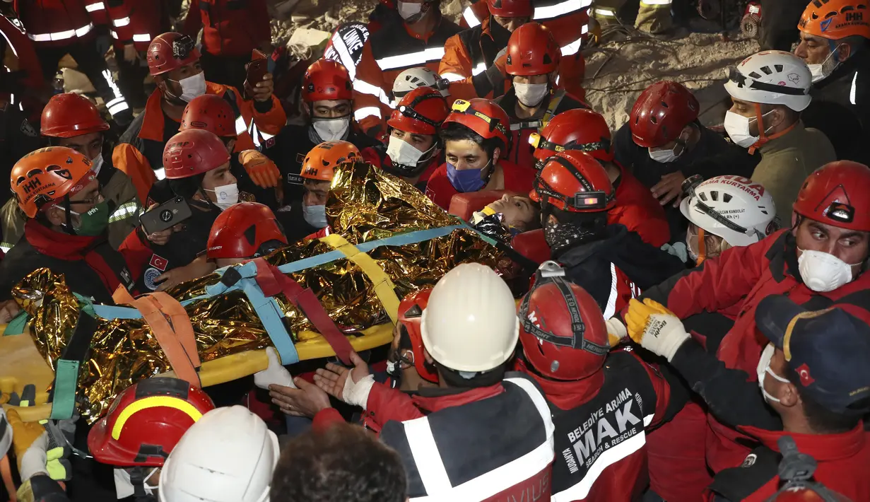 Idil Sirin, 14, berhasil diselamatkan tim pencarian dan penyelamatan dari reruntuhan bangunan di kota Izmir, Turki, Senin (2/11/2020). Idil Sirin berada di bawah reruntuhan selama 58 jam setelah gempa dahsyat melanda pantai Aegean Turki dan di utara Pulau Samos, Yunani. (IHA via AP)