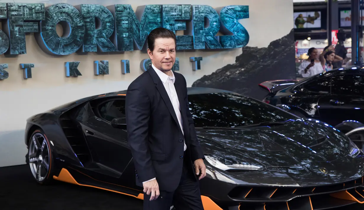 Mark Wahlberg berpose didepan mobil Lamborghini Centenario saat pemutaran perdana film 'Transformers, The Last Knight' di London (18/6). Lamborghini ini akan muncul dalam film Transformers ke-5. (Vianney Le Caer/AP Images for Automobili Lamborghini)