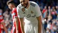 Pemain Real Madrid Karim Benzema saat gagal mencetak gol ke gawang Girona dalam lanjutan La Liga di Stadion Santiago Bernabeu, Madrid, Minggu (17/2). Pelatih Real Madrid Santiago Solari menyebut timnya kalah karena kelelahan. (AP Photo/Andrea Comas)