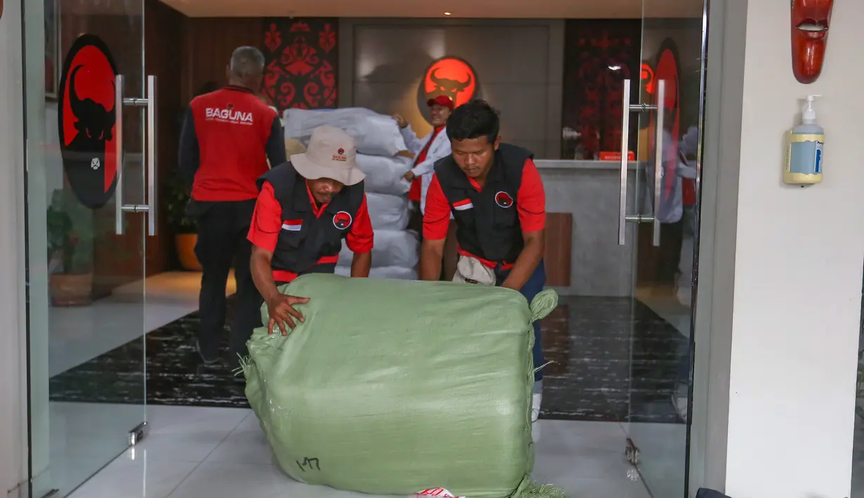 Patut diketahui, pengiriman tim dan bantuan tenaga kesehatan ini merupakan instruksi langsung Ketua Umum Megawati Soekarnoputri untuk mempercepat pemulihan korban banjir bandang. Tampak dalam foto, dua relawan Partai Demokrasi Indonesia Perjuangan (PDIP) saat mengangkut bantuan untuk korban terdampak bencana Sumatera di halaman Sekolah Partai PDIP, Lenteng Agung, Jakarta Selatan, Senin (29/12/2025). (merdeka.com/Arie Basuki)