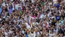 Ribuan suporter Real Madrid memberikan penghargaan kepada pemain bintang asal Prancis, Karim Benzema setelah setelah menjalani pertandingan terakhirnya bersama Real Madrid di Santiago Bernabeu, Minggu (4/6/2023) malam WIB. 14 musim bersama Real Madrid akhirnya Benzema meraih gelar individu yang prestisius yakni gelar Ballon d'Or pada tahun 2022. (AP Photo/Bernat Armangue)