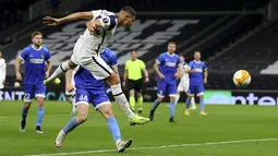 Penyerang Tottenham Hotspur, Carlos Vinicius melakukan tembakan untuk mencetak gol kedua timnya ke gawang Wolfsberger pada leg kedua 32 besar Liga Europa di Tottenham Stadium, Kamis (25/2/2021). Tottenham Hotspur berpesta gol usai menang 4-0 atas Wolfsberger. (Julian Finney/Pool via AP)