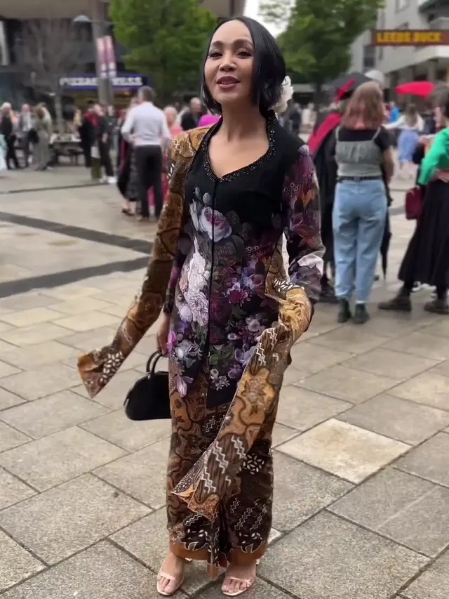 [Fimela] Dewi Gita Berkebaya di Inggris