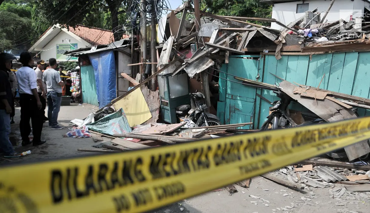 Petugas kepolisian saat memeriksa rumah rusak akibat tertimpa crane di kawasan Kemayoran, Jakarta, Kamis (6/12). Akibat kejidan tersebut menyebabkan tiga orang luka-luka. (Merdeka.com/Iqbal S. Nugroho)