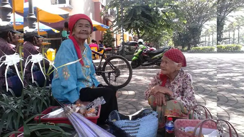 Miris, 2 Nenek Bersaudara Ini Jualan Keliling untuk Sambung Hidup