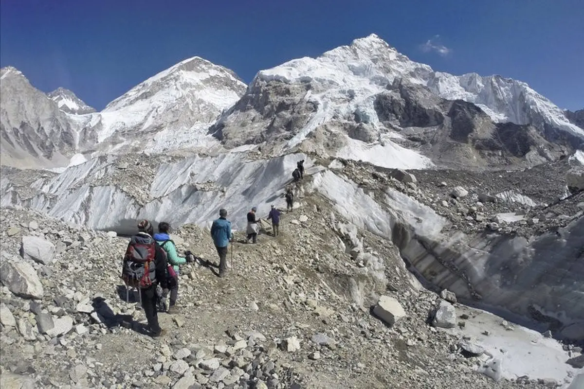 Pada 22 Februari 2016, pendaki melewati gletser di base camp Mount Everest, Nepal.