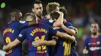 Para pemain Barcelona saat merayakan gol ke gawang Real Batis pada laga La Liga Spanyol di Camp Nou stadium,  (20/8/2017). Barcelona menang 2-0. (AFP/Josep Lago)