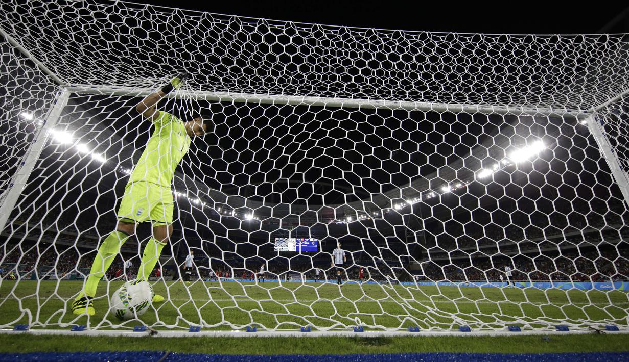 Kiper Argentina, Geroinimo Rulli memungut bola dari gawangnnya saat melawan Portugal pada laga grup D Olimpiade Rio 2016 di Olympic Stadium, Rio de Janeiro, (5/82016) dini hari WIB. (AP Photo/Leo Correa)