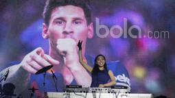 DJ Kartika memeriahkan acara nonton bareng Real Madrid melawan Barcelona bersama Bola.com dan Head & Shoulders di Senayan, Jakarta, Minggu (24/4/2017). (Bola.com/Vitalis Yogi Trisna)