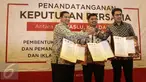 (ki-ka) Ketua Bawaslu Muhammad, Ketua KPU Juri Ardiantoro, Ketua KPI Yuliandre Darwis menunjukan surat usai menandatangani Keputusan Bersama Antara Bawaslu, KPU, Dan KPI di Jakarta, Jumat (11/11). (Liputan6.com/Faizal Fanani)