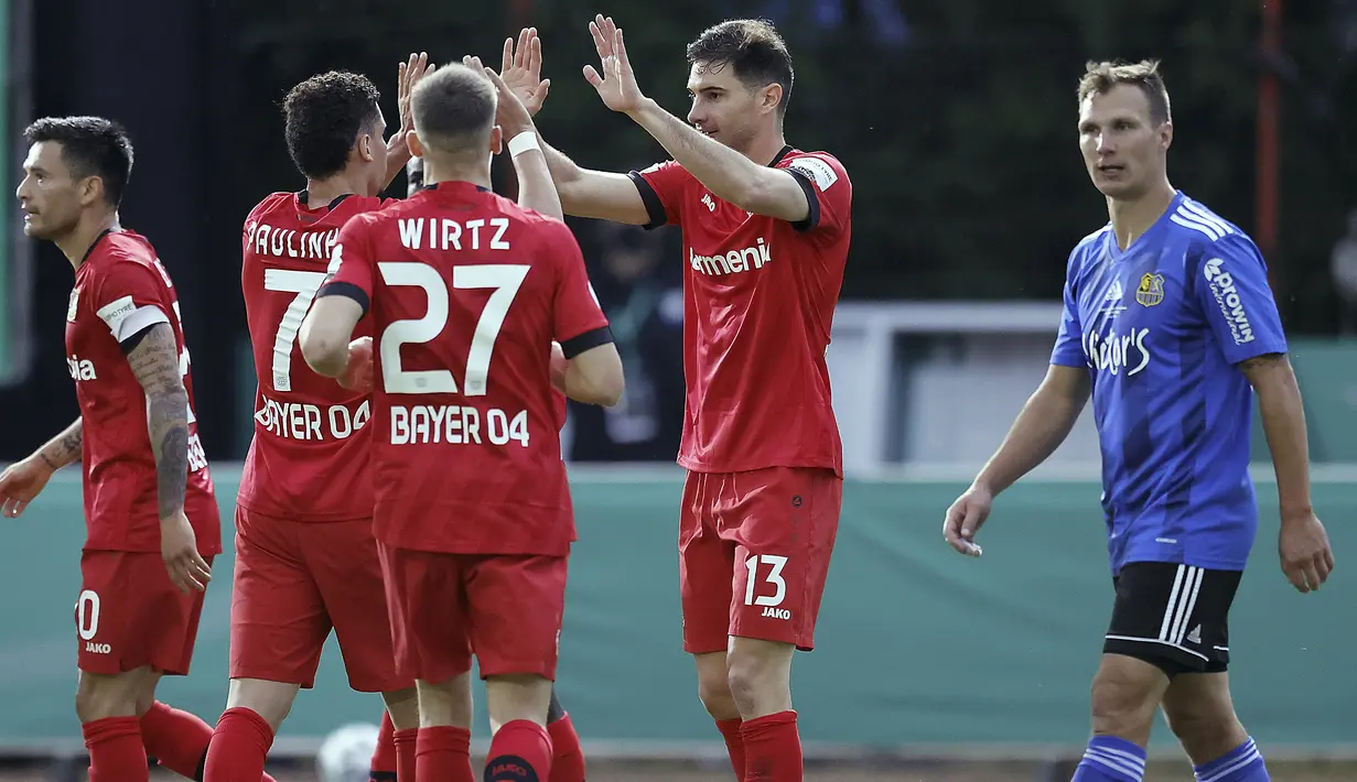 Pemain Bayer Leverkusen, Paulinho, berebut bola dengan pemain FC Saarbruecken, Mario Mueller, pada laga Piala Jerman di di Stadion Hermann Neuberger, Voelklingen, Selasa (9/6/2020). Bayer Leverkusen menang 3-0 atas FC Saarbruecken. (AP/Ronald Wittek)