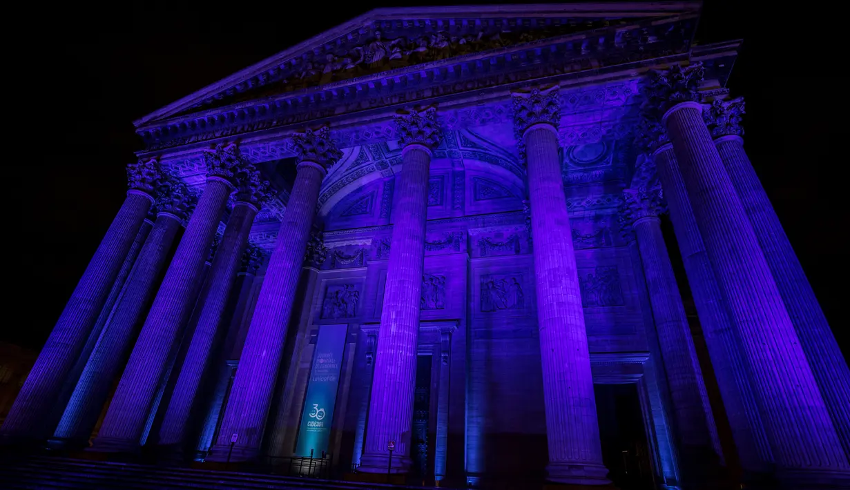 Monumen Pantheon diterangi cahaya berwarna biru untuk memperingati Hari Anak Sedunia di Paris, Selasa (19/11/2019). Hari Anak Sedunia yang diperingati setiap tanggal 20 November ini diresmikan pada tahun 1954 oleh United Nations atau Perserikatan Bangsa-bangsa (PBB). (THOMAS SAMSON/AFP)
