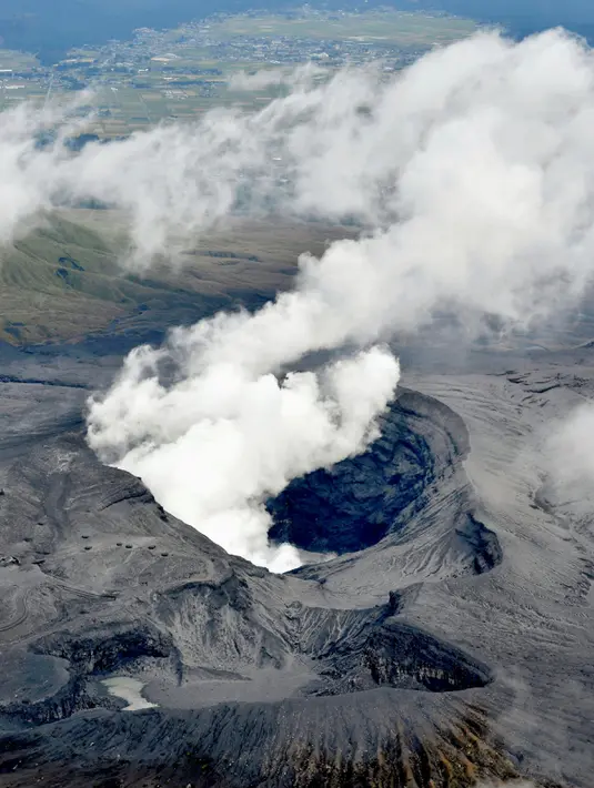 Pandangan udara kawah Gunung berapi Aso yang mengeluarkan asap dan debu ketika mengalami erupsi di Prefektur Kumamoto, Sabtu (8/10). Pihak badan meteorologi Jepang juga meningkatkan level waspada ke skala 3 dari skala 5. (Kyodo/via REUTERS)