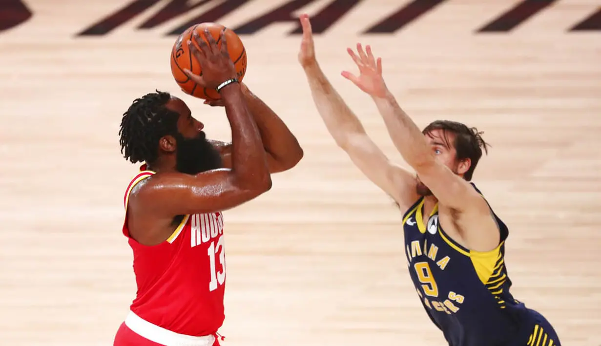 Pebasket Houston Rockets, James Harden, berusaha memasukan bola saat melawan Indiana Pacers pada laga NBA, Rabu (12/8/2020). Houston Rockets dikalahkan Indiana Pacers dengan skor 104-108. (Kim Klement/Pool Photo via AP)