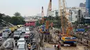 Sejumlah alat berat diturunkan untuk membantu proses pembongkaran Jembatan Velbak di Jalan Latumenten, Jakarta Barat, Rabu (9/11). (Liputan6.com/Johan Tallo)