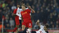 Pemain Liverpool, Lucas Leiva, saat membela klubnya bersua Tottenham Hotspur (25/10/2016), pada ajang Piala Liga Inggris, di Stadion Anfield. Liverpool dianggap memiliki kans meraih juara Liga Inggris musim ini.  (Reuters/Phil Noble)