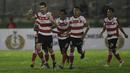 Pemain Madura United merayakan gol yang dicetak Pablo Rodriguez (9), ke gawang PS TNI dalam laga Torabika Soccer Championship presented by IM3 Ooredoo di Stadion Siliwangi, Bandung, Minggu (1/5/2016). (Bola.com/Vitalis Yogi Trisna)