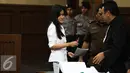 Terdakwa Jessica Kumala Wongso berbincang dengan kuasa hukumnya saat sidang lanjutan kasus kematian Wayan Mirna Salihin di Pengadilan Negeri Jakarta Pusat, Senin (29/8). (Liputan6.com/Faizal Fanani)
