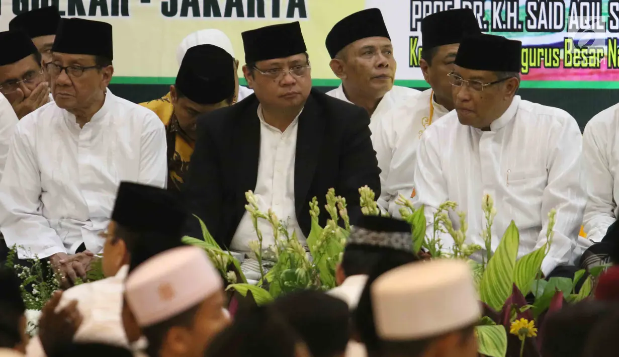 Ketum Partai Golkar Airlangga Hartarto bersama Ketum PBNU Said Aqil Siraj dan Wakil Ketua Dewan Kehormatan Partai Golkar, Akbar Tanjung menghadiri acara istighosah 'Untuk Kemajuan Bangsa dan Negara' di Jakarta, Rabu (28/2). (Liputan6.com/Angga Yuniar)
