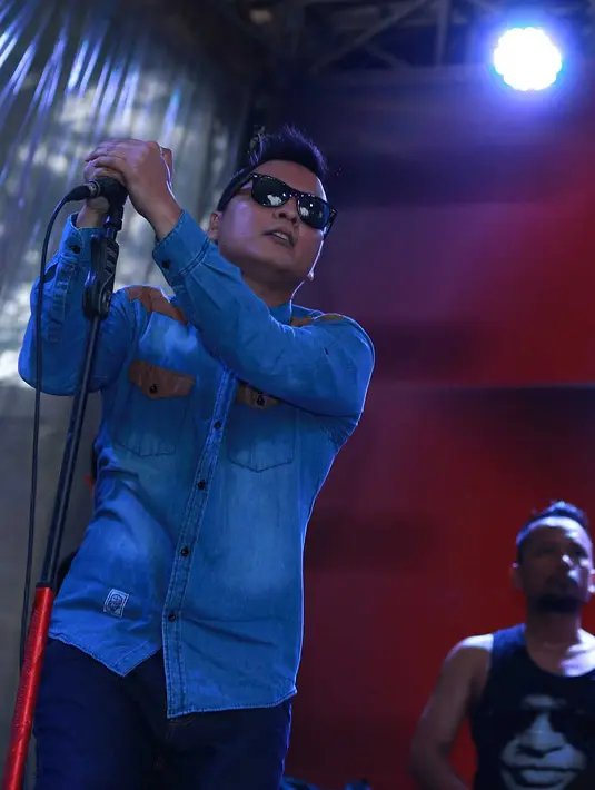 Ome melihat karakter Hendry (aditional vokal) yang cocok untuk membawakan musik-musik cadas. (Deki Prayoga/Bintang.com)