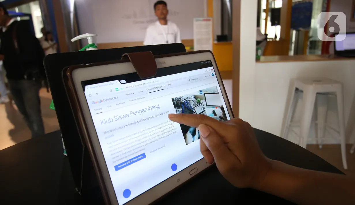 Pengunjung melihat layanan terbaru google saat pelucuncuran "Grow With Google" di Jakarta, Selasa (18/2/2020). Grow With Google merupakan inisiatif dari Google secara global yang bertujuan untuk menciptakan lebih banyak peluang bagi semua orang melalui beberapa programnya (Liputan6.com/Angga Yuniar)