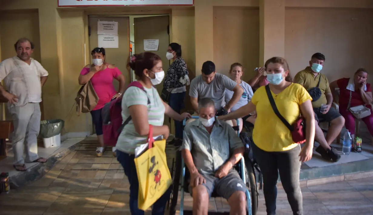Orang dengan gejala chikungunya menunggu untuk diperiksa di rumah sakit di Villa Elisa, Paraguay pada 27 Januari 2023. (Photo by NORBERTO DUARTE / AFP)