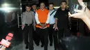 Anggota Komisi VIII DPR Fraksi Golkar, Markus Nari memakai rompi tahanan usai menjalani pemeriksaan di gedung KPK, Jakarta, Senin (1/4). Markus Nari resmi ditahan KPK 20 hari ke depan di Rutan Cabang KPK terkait dugaan korupsi e-KTP.  (merdeka.com/Dwi Narwoko)