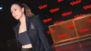 Wulan Guritno tak ragu pamer body goals dengan outfit serba hitam yang dikenakannya. [@wulanguritno]
