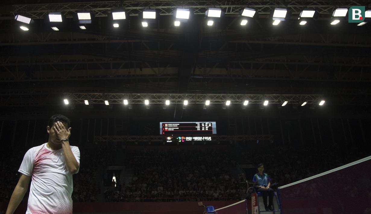 Fredy Setiawan pebulutangkis Indonesia meraih medali perak setelah gagal mengalahkan Tarun asal India di nomor tunggal putra SL4 pada Asian Para Games 2018 di Istora Senayan, Sabtu (13/10/2018).  (Bola.com/Peksi Cahyo)