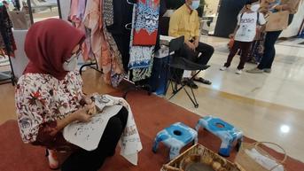 Peringati Hari Batik Nasional, Pusat Perbelanjaan Dukung Seniman Batik Tulis Disabilitas Wujudkan Mimpi