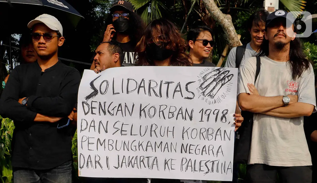 Pada Aksi Kamisan ke-806 ini mereka meminta Presiden Joko Widodo segera memerintahkan Jaksa Agung menindaklankjuti berkas penyidikan sejumlah kasus kekerasan dan penghilangan paksa yang terjadi pada 1997-1998. (Liputan6.com/Herman Zakharia)