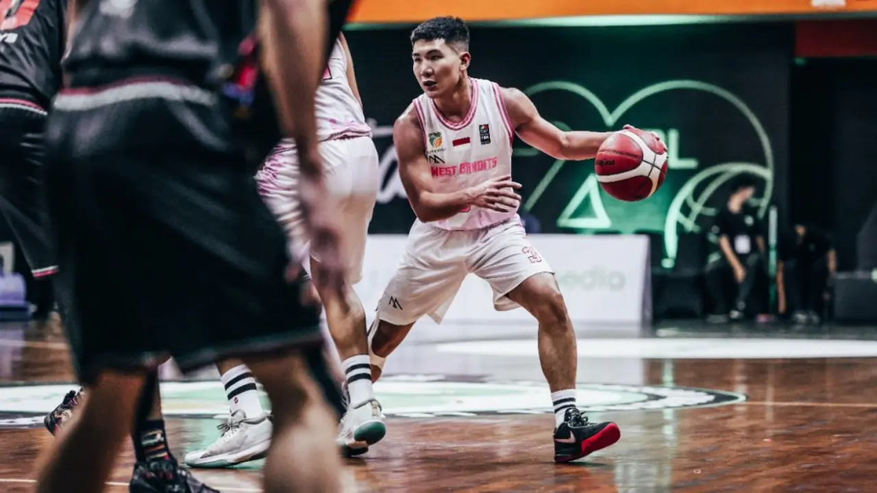 Aksi pemain West Bandits Christian Gunawan di laga pembuka IBL 2023