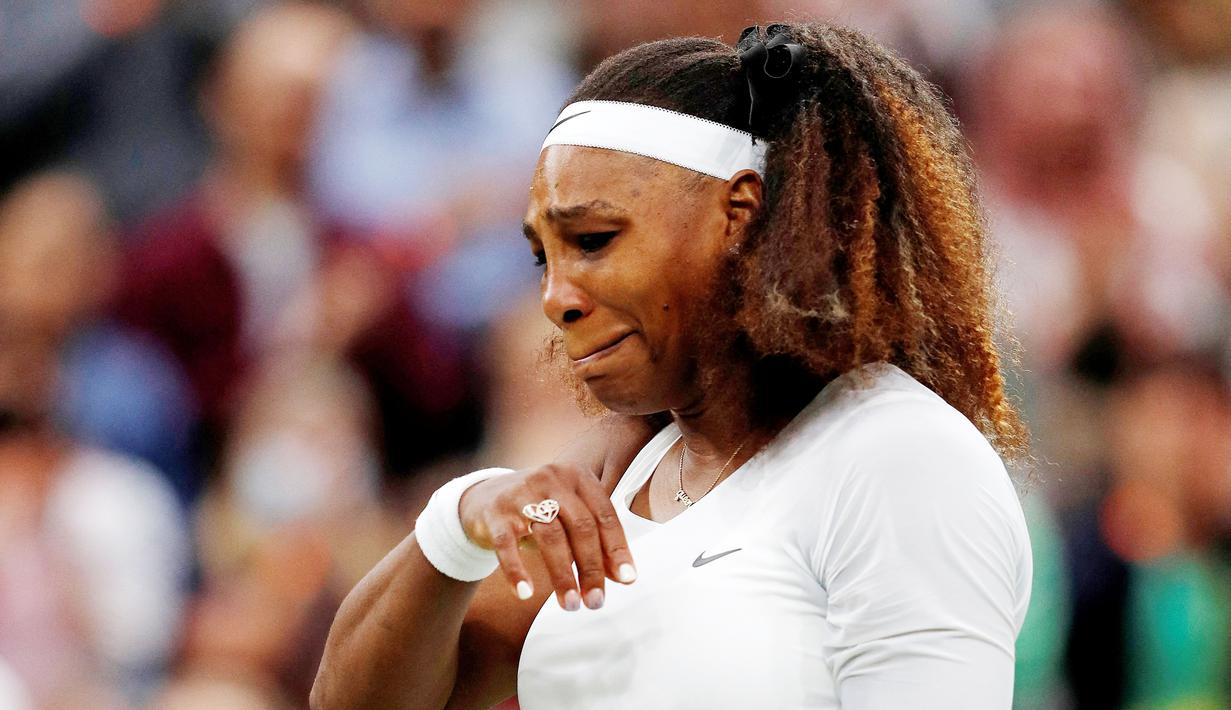 Kenyataan pahit harus dialami petenis asal Amerika Serikat, Serena Williams, di ajang Wimbledon 2021. Petenis unggulan keenam itu mundur di babak pertama akibat mengalami masalah pada kakinya. Ia mengalami cedera pada pergelangan kakinya. (AFP/Adrian Dennis)