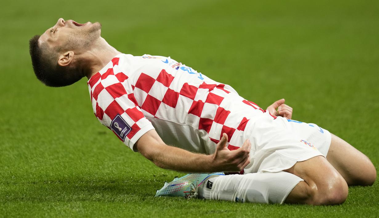 Andrej Kramaric. Striker Timnas Kroasia berusia 31 tahun ini mencetak brace di Piala Dunia 2022 pada laga matchday kedua di Grup F menghadapi Kanada (27/11/2022). Pada laga yang dimenangi Kroasia 4-1 tersebut, Andrej Kramaric mencetak dua golnya pada menit ke-36 dan 70. Sementara pada matchday pertama menghadapi Maroko (23/11/2022) ia gagal mencetak gol dalam laga yang berkesudahan imbang 0-0. (AP/Aijaz Rahi)