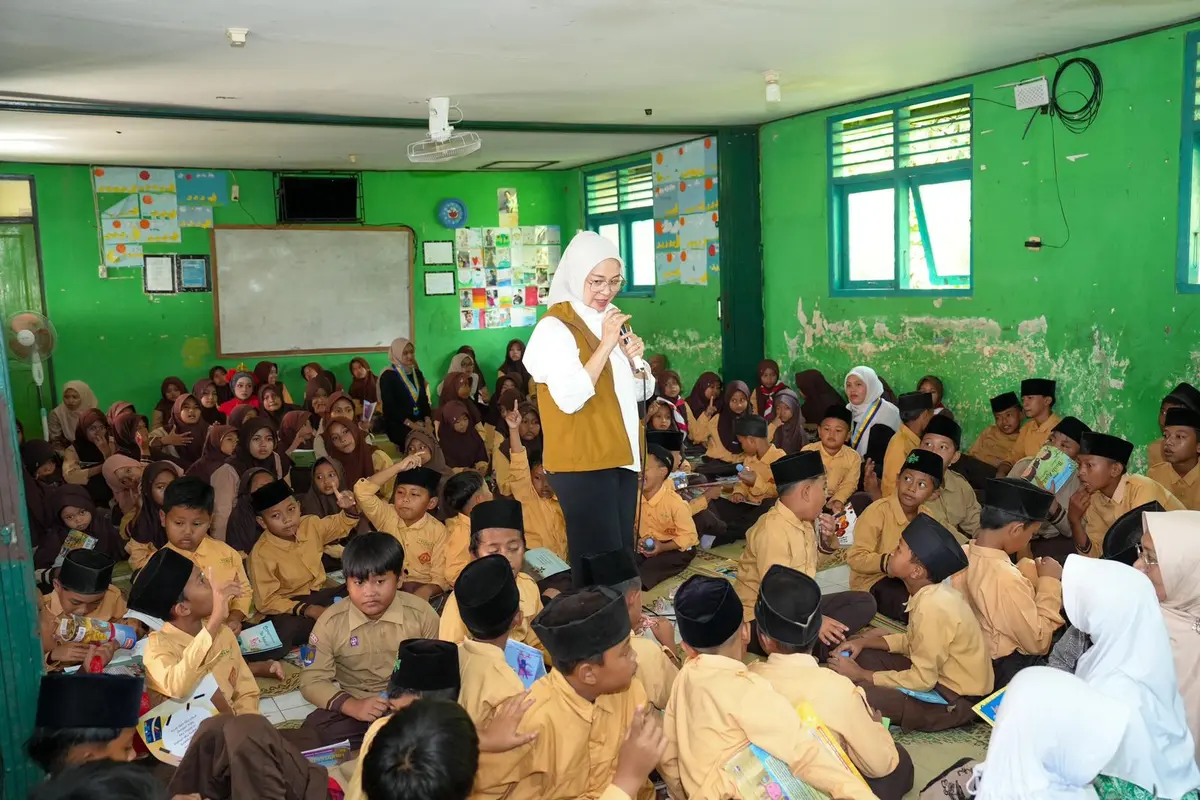 Founder Jendela Dunia Kita (JDK), Rustini Muhaimin, saat berjumpa siswa-siswi MI YAPPI Balong, Gunungkidul, dalam kegiatan gerakan "Ayo Membaca” di aula MI YAPPI Balong, Gunungkidul, Kamis (29/5) (Istimewa)