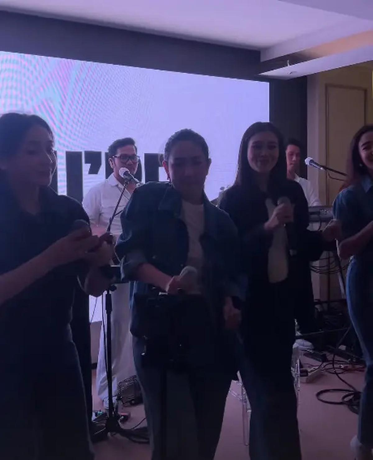 OOTD Denim on Denim Nagita Slavina, Agatha Pricilla, Aaliyah Massaid, dan Febby Rastanty Jadi Girl Band di Ulang Tahun Wanda Hara