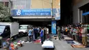 Umat muslim melakukan ibadah salat Jumat di lorong Blok A-B di Tanah Abang, Jakarta, Jumat (19/6/2015). Meskipun beribadah di lorong tempat berjualan, namun tidak menyurutkan niat mereka untuk beribadah di bulan Ramadan. (Liputan6.com/Johan Tallo)