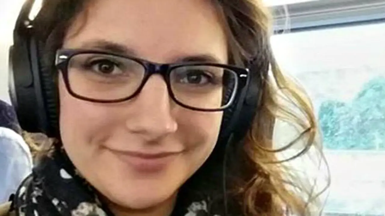 Gadis Cantik Ini Tinggal di Dalam Kereta Api