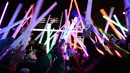 Penggemar film Star Wars berkumpul sambil membawa lightsaber (pedang sinar) saat mengikuti Glow Battle Tour di Grand Park, Los Angeles (15/12). Mereka berkumpul dengan membawa pedang sinar yang beraneka warna. (Photo by Chris Pizzello/Invision/AP)