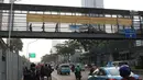 Spanduk peringatan revitalisasi Jembatan Penyeberangan Orang (JPO) di JPO Jalan Sudirman, Jakarta, Selasa (6/11). Tiga JPO yang akan direvitalisasi JPO Bundaran Senayan, JPO Polda Metro Jaya, dan JPO di Stadion Utama GBK. (Liputan6.com/Immanuel Antonius)