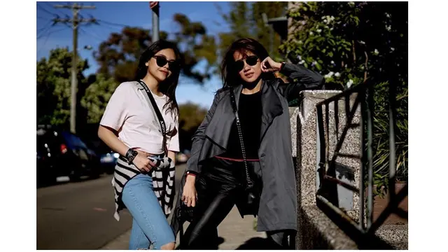 Gista dan Sakina sama-sama memiliki penampilan modis, ibu kekinian banget.
