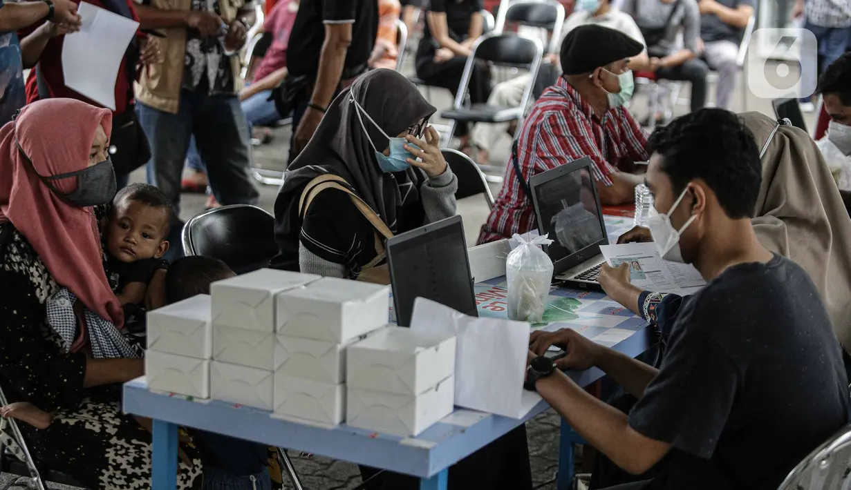 Warga mengikuti tahap verifikasi sebelum mengikuti vaksinasi covid-19 di Aula Masjid Cut Meutia, Jakarta, Sabtu (14/8/2021). Pemprov DKI berkolaborasi dengan Dewan Masjid Indonesia menggelar vaksinasi yang ditujukan untuk 400 orang jemaah dan warga sekitar masjid. (Liputan6.com/Faizal Fanani)