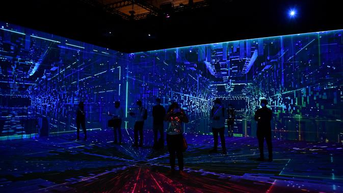 Orang-orang mengunjungi pameran Mobile World Congress (MWC) di Barcelona (28/6/2021). MWC dianggap sebagai salah satu dari tiga acara teratas di dunia. (AFP/Pau Barrena)