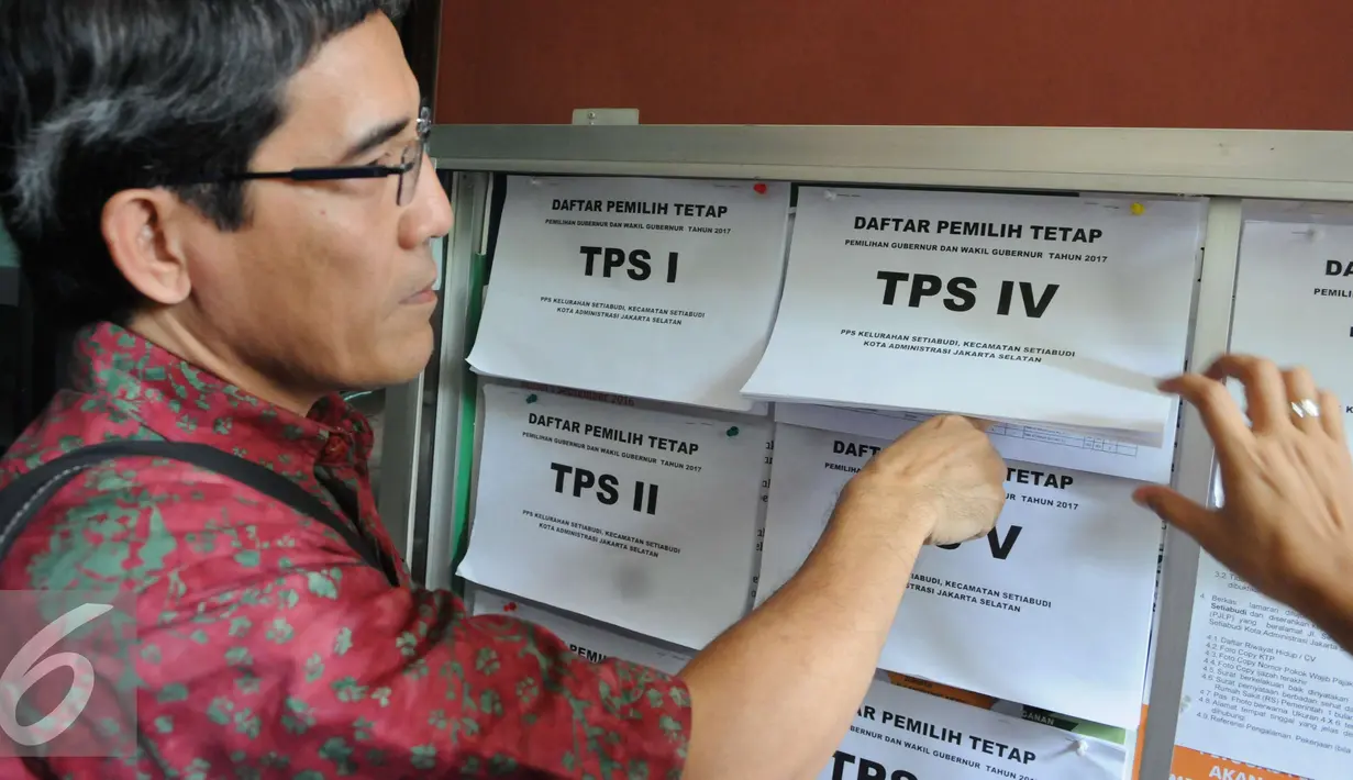Hadar Nafis Gumay mengecek lembaran DPT di kelurahan setia budi dan Cikini, Jakarta, Jumat (23/12). Pilkada serentak akan diselenggarakan di 101 daerah yang terdiri dari 7 pemilihan gubernur dan wakil gubernur. (Liputan6.com/Helmi Affandi)