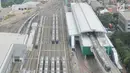 Rangkaian kereta Mass Rapid Transit (MRT) Jakarta fase I rute Lebak Bulus-Bundaran Hotel Indonesia melintasi Terminal MRT Lebak Bulus, Jakarta, Rabu (16/1). Gambar diambil dari lt. 25 Hotel Grand Whiz Lebak Bulus. (Merdeka.com/Arie Basuki)